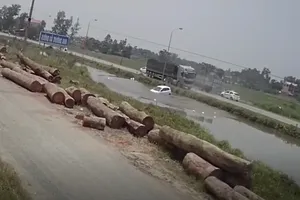 Vượt mặt xe tải bất thành, ô tô lao thẳng xuống ao