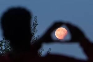 Nguyệt thực một phần mờ ảo trên bầu trời thế giới