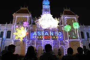 Ngoạn mục màn trình diễn 3D lên tòa nhà UBND TP.HCM