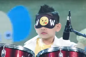 Cậu bé 7 tuổi bịt mắt đánh trống gây náo loạn sân khấu