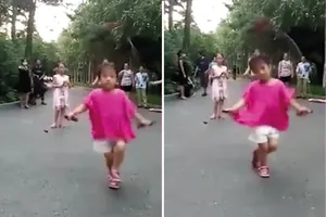 Ngỡ ngàng trước màn nhảy dây điêu luyện của bé gái