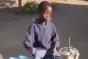 Cậu bé chơi trống cực hay bằng vật dụng quen thuộc