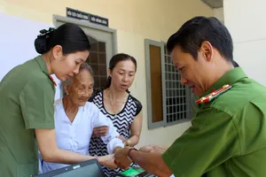 Công an TP.HCM đến tận nhà làm căn cước cho dân