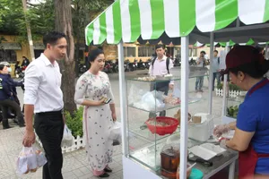 Phố hàng rong ở TP.HCM chính thức hoạt động