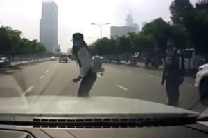 Sinh viên qua đường ẩu, suýt gây tai nạn​