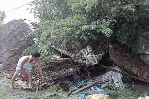 Hiện trường vụ xe khách đâm cột điện, 2 người tử vong