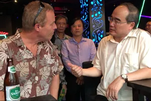 Bí thư Nhân trò chuyện với du khách bằng tiếng Anh