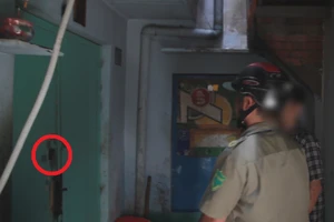 Bắt người mua ma túy qua ô cửa ở phố Bùi Viện