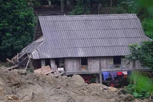 Trăm người tìm 18 nạn nhân bị đất đá vùi lấp