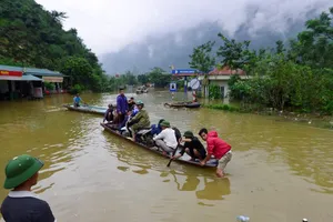 Dùng thuyền, bè đưa người và xe qua đoạn ngập 2 mét 