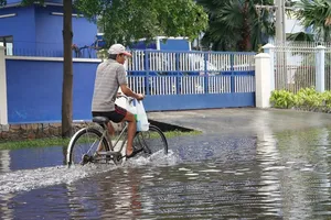 Hàng hóa hỏng, công nhân nghỉ làm do ngập kéo dài