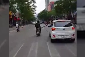 Nạn nhân kể phút kinh hoàng bị chặt kính xe hơi