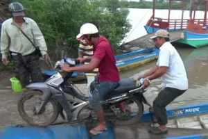 Dân khốn đốn vì bến phà đột nhiên ngưng hoạt động