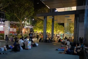 Người Việt nằm chờ mua iPhone X trong đêm ở Singapore