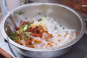 Video: Nguy cơ tiềm ẩn từ bánh tráng trộn đường phố