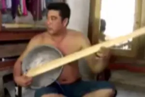 Cây đàn độc đáo ở miền Tây