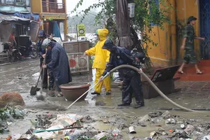 Huy động 1.000 bộ đội dọn bùn, rác sau lũ ở Hội An