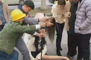 Cô gái kẹt chân dưới nắp cống vì mải dùng điện thoại