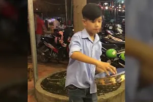 Cậu bé biểu diễn trống lắc tay điêu luyện