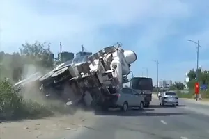 Clip: Xe bồn lộn nhào, ô tô 7 chổ thoát trong gang tấc