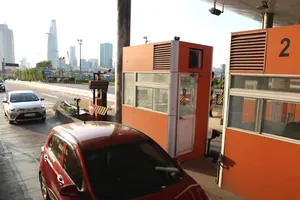 Cận cảnh trạm thu phí Thủ Thiêm đang bị bỏ hoang 