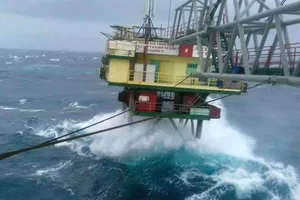 Clip: Nhà giàn DK1 'ưỡn ngực' trước bão Kai-tak