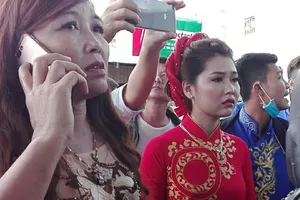 Xe rước dâu năn nỉ qua trạm BOT Cần Thơ-Phụng Hiệp