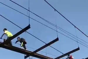 Qua cầu treo sắp sập đến trường ở Hòa Bình