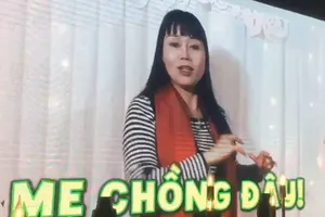 Bố mẹ 2 bên hát rap trong đám cưới 'Thánh chế' Nhật Anh