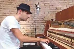 'Dậy sóng' với bản cover 'Despacito' bằng đàn piano