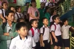 Học sinh tiểu học hò reo cổ vũ U-23 Việt Nam