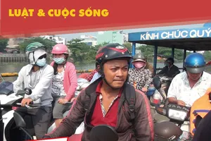 Người dân thờ ơ với áo phao cứu sinh khi qua đò