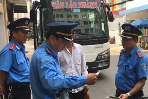 Ra quân xử phạt xe dừng, đỗ đón trả khách sai quy định