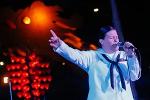 Nữ ca sĩ ban nhạc Hạm đội 7 hát 'Nối vòng tay lớn'