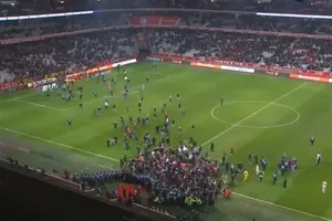 CĐV tràn xuống đánh cầu thủ vì thành tích tệ hại