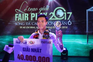 Giây phút Văn Toàn đoạt giải Fair Play 2017