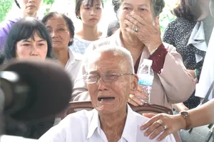 Cụ ông khóc tiễn biệt nguyên Thủ tướng Phan Văn Khải