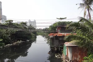 Đổi đất mở đường dọc rạch Văn Thánh