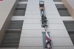 Bộ đội hướng dẫn người dân thoát cháy bằng chăn màn