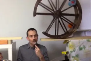 Anh chàng ăn bánh 'khổ cực' nhất thế giới