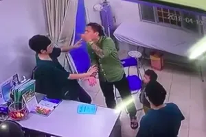 Clip: Bác sĩ BV Xanh Pôn bị người nhà bệnh nhi đấm tới tấp