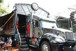 Độc đáo: Quán cà phê làm từ xe container