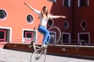 Cô gái xinh đẹp 'làm xiếc' với xe đạp