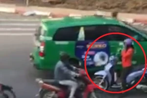 Dừng xe giữa đường ngược chiều để... nghe điện thoại