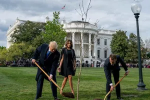 Clip: Tổng thống Trump và Macron cùng trồng cây tại Nhà Trắng