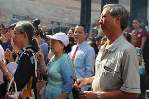 Clip: Người dân khắp nơi về TP.HCM dự lễ Giỗ tổ Hùng Vương