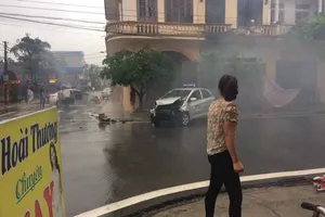 2 ô tô tông nhau làm sập nhà dân