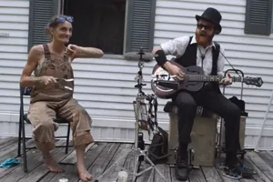 Dùng muỗng chơi nhạc vui nhộn khiến nhiều người thích thú