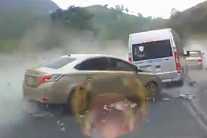 Container chở đá mất thắng gây tai nạn khi xuống dốc