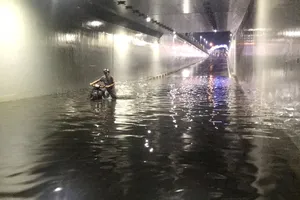 Dân bức xúc vì hầm chui trăm tỉ biến thành sông sau mưa